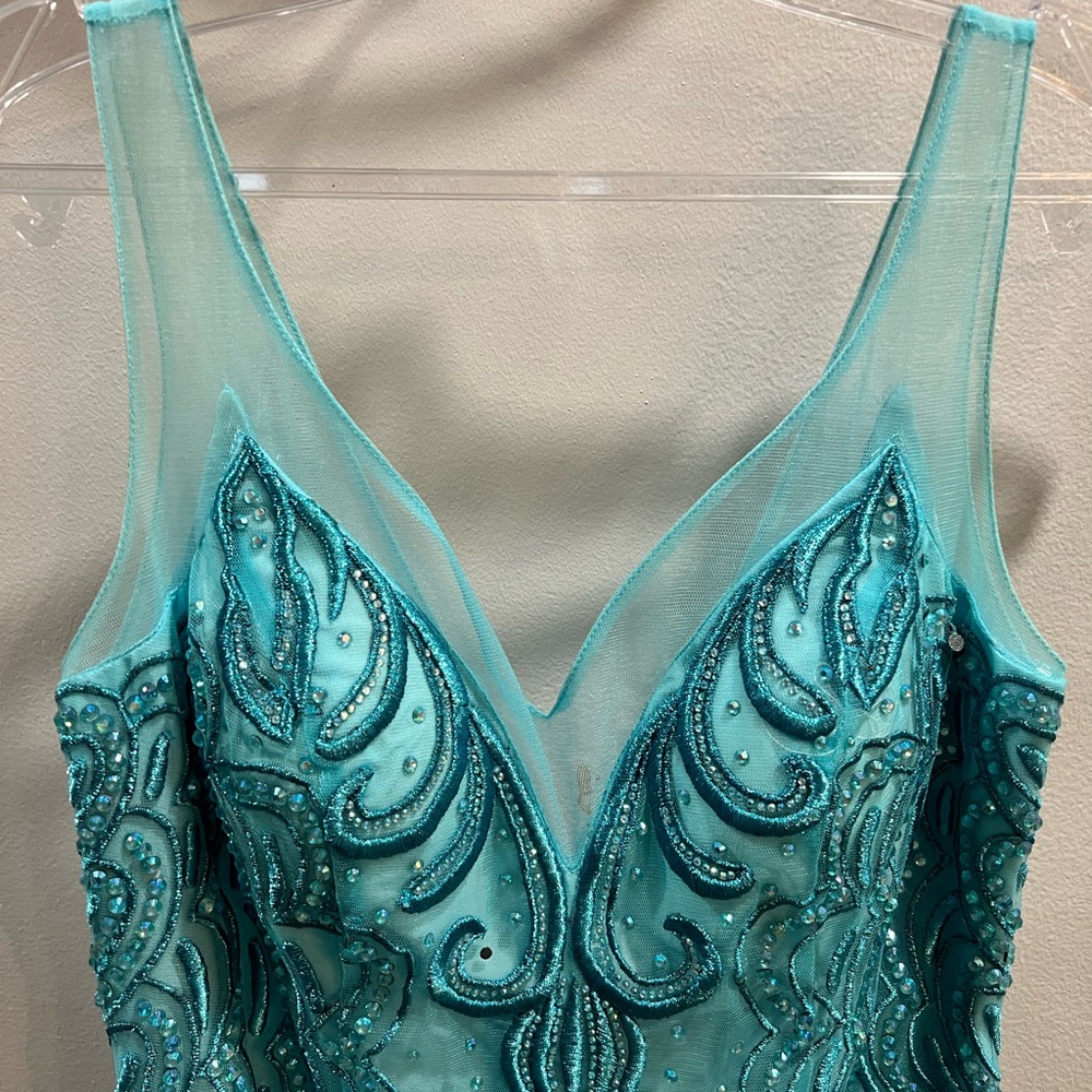 Beautiful dress size medium. Only worn once. Great condition. - Picture 4 of 6